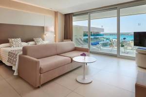 Zimmer im Hipotels Gran Playa de Palma mit Blick auf das Meer und eine Terrasse mit Möbeln.