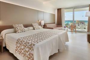 Hotelzimmer mit Meerblick im Hipotels Gran Playa de Palma, mit zwei Betten, Wohnzimmermöbeln und einer Terrasse.
