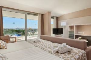 Doppelbett Zimmer im Hipotels Gran Playa de Palma mit Terrasse und Stadtblick