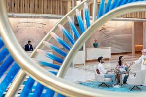 Besucher im Hotellobby von Taj Exotica Resort & Spa The Palm Dubai, sitzend und trinkend