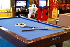 Billardtisch im Sherwood Dreams Resort mit Spielen im Hintergrund.