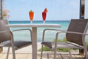 Terrasse mit Getränken am Strand des Iberostar Playa de Muro Hotels