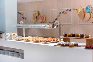 Frühstücksbuffet im Iberostar Playa de Muro Hotel mit Gebäck und Marmeladen
