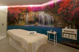 SPA-Behandlungsraum im Iberostar Playa de Muro Hotel mit Wasserfall-Wandbild und Behandlungstisch.