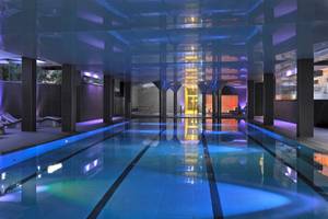 Innenpool des Iberostar Playa de Muro Hotels mit blauen Lichtern und Lounge-Bereich