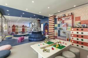 Kinderspielzimmer im Cullinan Belek Hotel mit bunten Möbeln, Spielzeug und einem Zebra-Skulptur.