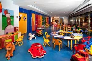 Kinderzimmer im Gloria Serenity Resort mit bunten Wänden und Spielzeug.