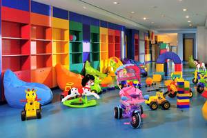 Kinderspielzimmer im Gloria Serenity Resort mit bunten Regalen und Spielzeug.