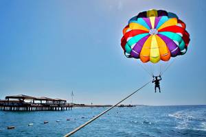 Farbreiche Parasailing am Golfplatz des Gloria Golf Resort.