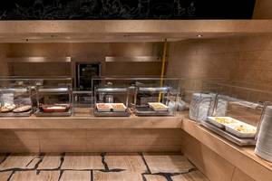Buffetbereich im Gloria Golf Resort mit verschiedenen Gerichten und Speisen in Glasbehältern.