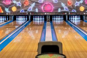 Bowlingbahn im Gloria Golf Resort mit bunten Pins und Bildschirm
