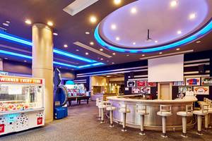 Spielhalle im Gloria Golf Resort mit Arcade-Spielen, Billardtisch und Bar.