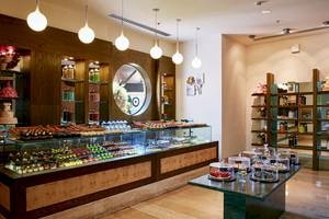 Die Patisserie im Gloria Golf Resort mit vielen Kuchen und Desserts im Schaufenster.