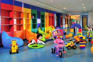 Kinderspielzimmer im Gloria Golf Resort mit bunten Spielzeugen und Möbeln.
