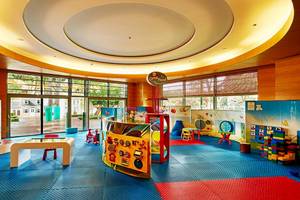 Kinderspielzimmer im Gloria Golf Resort mit bunten Spielzeugen und großen Fenstern.