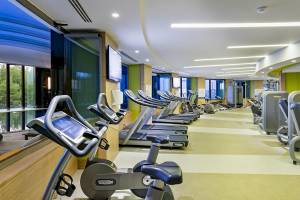 Fitnessstudio im Titanic Luxury Collection Bodrum mit mehreren Laufbändern und Fitnessgeräten.