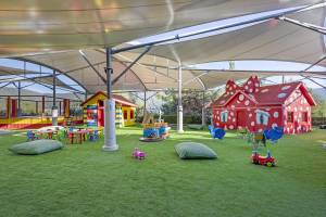 Spielplatz für Kinder im Titanic Luxury Collection Bodrum Hotel unter Dächern