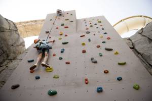 Junge klettert an einer Wand mit bunten Griffen im Xanadu Resort Hotel