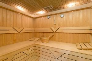 Innenansicht der Sauna im Xanadu Resort Hotel mit Holzbänken und Thermometer