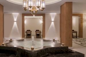 Spa-Bereich im Xanadu Makadi Bay Hotel mit zentralem Brunnen und zwei Behandlungsräumen.