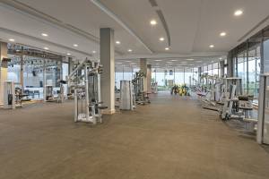 Fitnesscenter im Xanadu Makadi Bay Hotel mit vielen Geräten und großen Fenstern.
