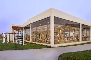 Außenansicht des Fitnesscenters im Xanadu Makadi Bay Hotel, das Fitnessgeräte und eine gepflegte Rasenfläche zeigt.