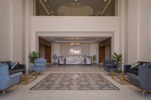 Lobbybereich des Xanadu Makadi Bay Hotels mit Empfangstresen und modernen Möbeln.