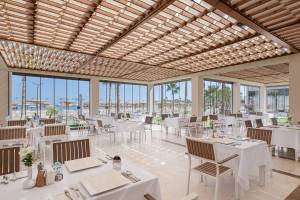 Innenbereich des Xanadu Makadi Bay Hotels mit geräumigem Restaurant und Blick auf das Meer.