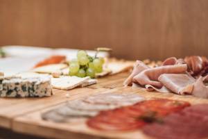 Speiseplatte mit Wurst, Käse und Obst im Aimia Hotel.