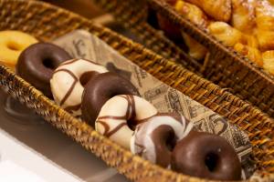 Ein Korb mit verschiedenen Donuts und Croissants im Aimia Hotel.