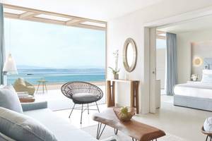 Innenansicht der Suite im Ikos Dassia Hotel mit Blick auf den Ozean