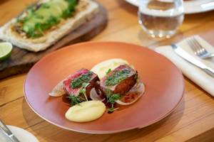 Teller mit Fleisch und Beilagen im Hotel Ikos Dassia