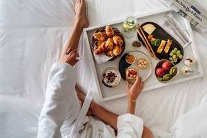 Frühstücksbuffet im Hotel Ikos Dassia mit Croissants, Obst und Käse.