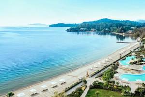 Luftaufnahme des Ikos Dassia Resorts mit Strand, Swimmingpool und Meer