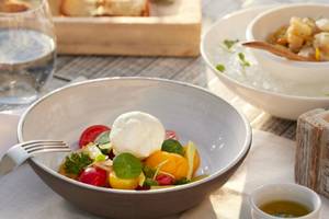 Frühstücksbuffet im Ikos Odisia mit verschiedenen Salaten und Gläsern Wasser