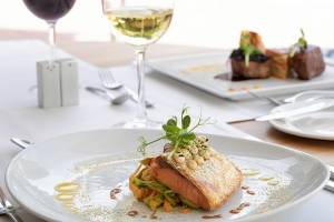 Essen im Restaurant des H10 Blue Mar Boutique Hotels mit Fischgericht und Beilagen.
