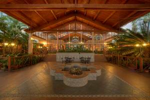 Eingangsbereich des Memories Jibacoa Resorts mit Brunnen und Tischen