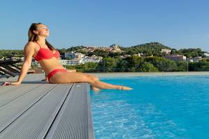Frau im roten Bikini am Pool des H10 Casa del Mar