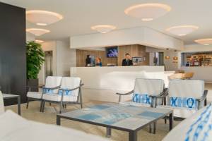 Lobby des H10 Casa del Mar Hotels mit Rezeption, Sitzbereichen und Bar.