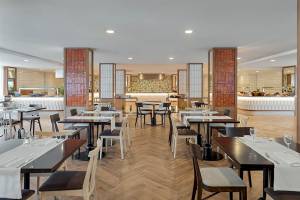 Innenansicht des Restaurants des H10 Casa del Mar Hotels mit geometrischen Säulen und Holzboden.