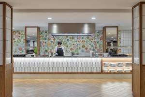 Küche im H10 Casa del Mar Hotel mit farbenfrohen Wänden und Holzboden