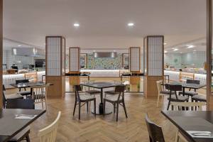 Frühstücksbuffet im H10 Casa del Mar Hotel mit Tischen und Stühlen.