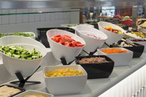 Buffet-Tisch im H10 Casa del Mar Hotel mit verschiedenen Salaten, Gemüse und Dips.