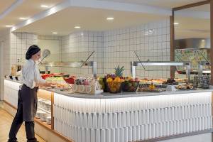 Buffetbereich im H10 Casa del Mar Hotel mit verschiedenen Speisen und Früchten.