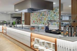 Frühstücksbuffet im H10 Casa del Mar mit vielen Tellern, Eiern und Getränken.