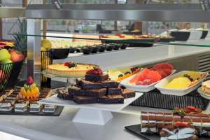 Buffet-Tisch im H10 Casa del Mar mit einer Auswahl an Kuchen, Desserts und Früchten.