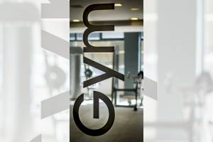 Das Gym-Zeichen im Nautic Hotel & Spa ist auf einem durchsichtigen Hintergrund angebracht.