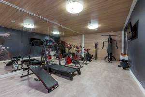 Fitnessraum im Nautic Hotel & Spa mit Laufband, Spinnrädern und Kraftgeräten.
