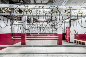 Fitnessraum mit vielen Kabeln und Trainingsstationen im Nautic Hotel & Spa