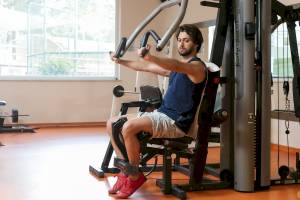 Mann im Monachus Family Resort Sorgun trainiert an einem Fitnessgerät.